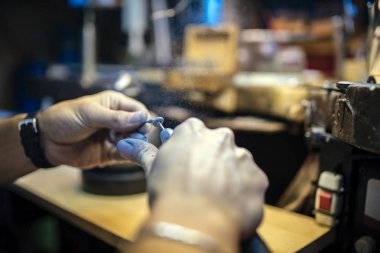 Toz ve partiküller çalışırken uçan