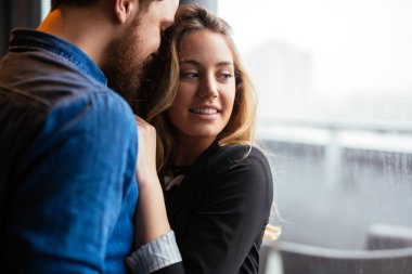 Mutlu çift kucaklaşması