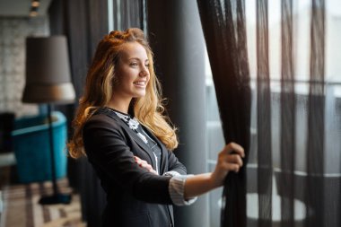 pencereden bakan kadın