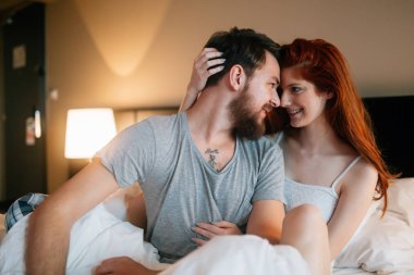 mutlu bir çift yatakta