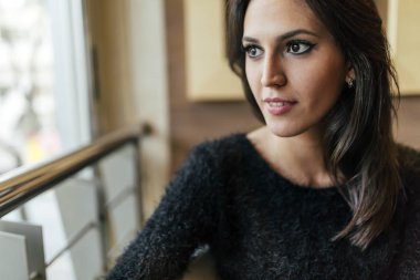 Dalgın güzel esmer