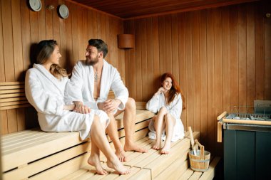 İnsanlar rahatlatıcı sauna