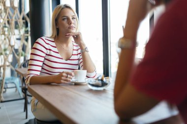 Kahve İçen Kadınlar