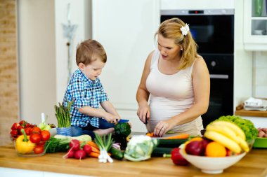 Anne ve çocuk yemek hazırlama