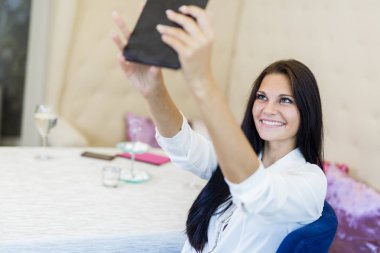 Kadın selfie çekiyor.