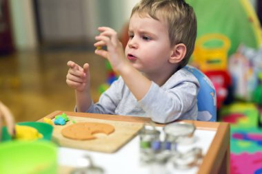 Kil ile çalışan bir küçük çocuk