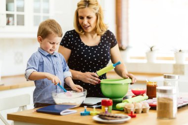 Çocuk annesi fırında çerezleri yardım