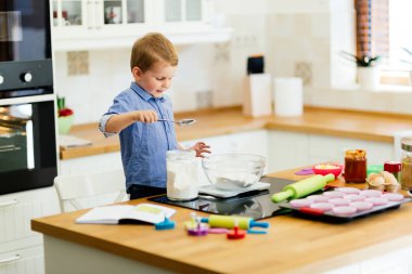 Çok güzel çocuk kurabiye yapma