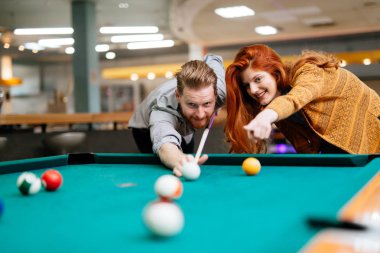 Bilardo oynayan Çift