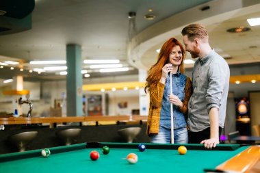 Mutlu çift bilardo oynarken