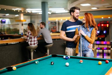 Güzel çift bilardo oynarken