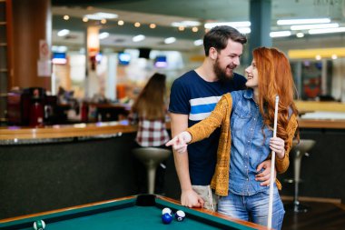 Çift tanışma ve bilardo oynarken