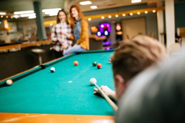 Mutlu arkadaş havuzu oynarken zevk