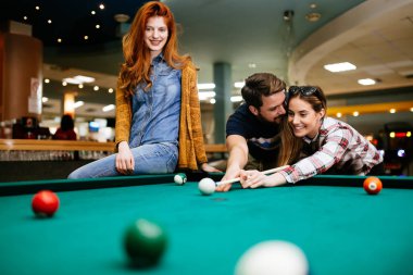 Mutlu arkadaş havuzu oynarken zevk