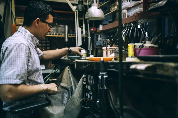 Arbeiter bei der Arbeit in der Werkstatt — Stockfoto