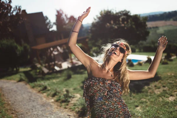 S úsměvem blond těší resort Dovolená — Stock fotografie