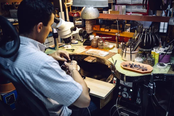 Jeweler working with optical device — Stock Photo, Image