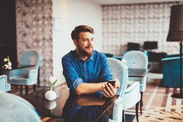 Man using phone in restaurant — Stock Photo, Image