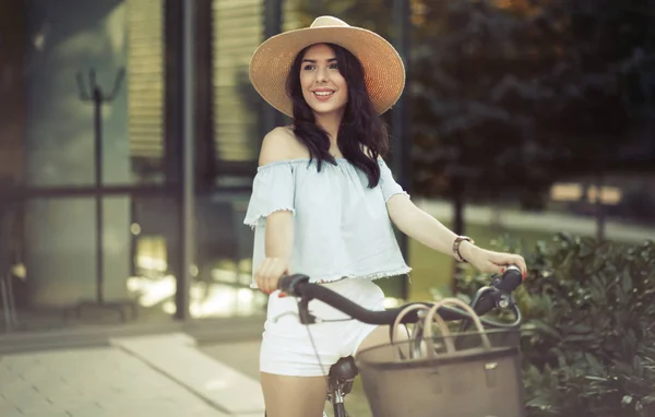 Touristin benutzt Fahrrad — Stockfoto