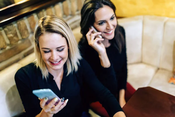 Mulheres falando ao telefone — Fotografia de Stock