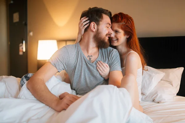 Hermosa pareja en el dormitorio —  Fotos de Stock