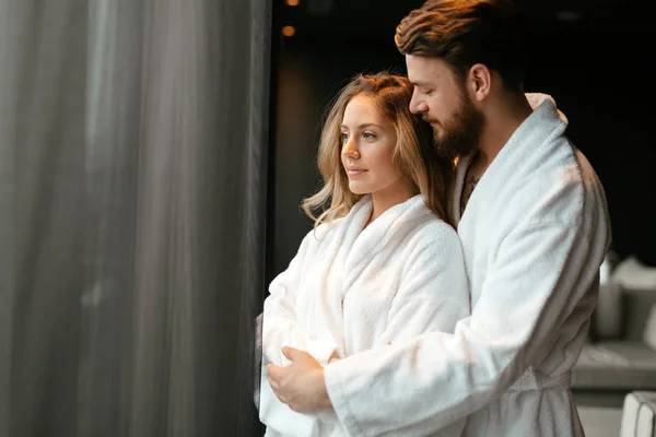 Hermosa pareja enhoying — Foto de Stock