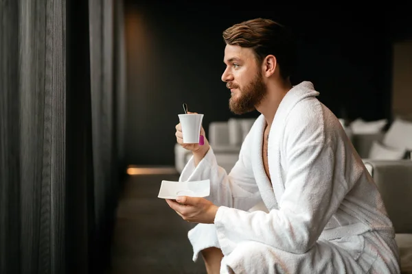Schöner Mann entspannt Tee trinken — Stockfoto