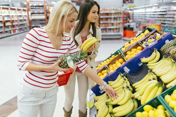 Schöne Frauen, die Gemüse und Obst einkaufen — Stockfoto