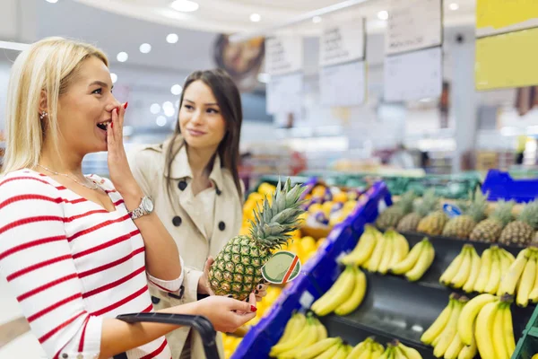 Mooie vrouwen die groenten en fruit kopen — Stockfoto