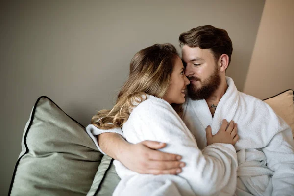 Verliebtes Paar genießt — Stockfoto