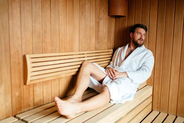 Homem saudável na sauna relaxante — Fotografia de Stock