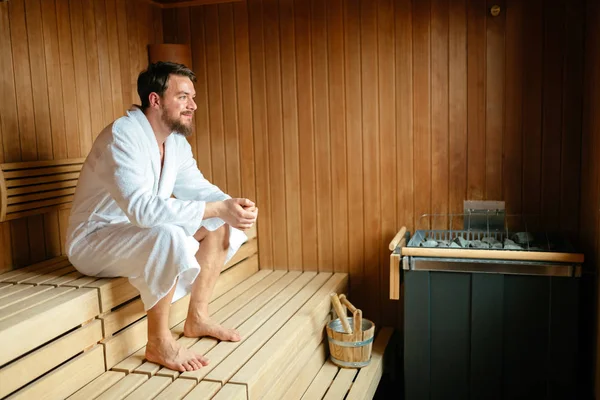 Zdravý muž v relaxační sauna — Stock fotografie