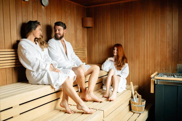 Lidé v relaxační sauna — Stock fotografie