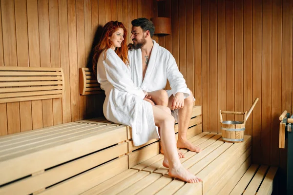 Pareja disfrutando de sauna finlandesa —  Fotos de Stock