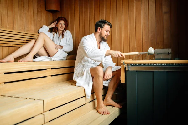 Beau couple relaxant au sauna — Photo