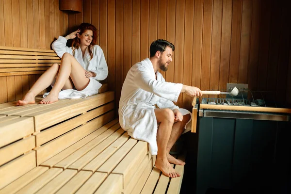 Pareja descansando en sauna —  Fotos de Stock