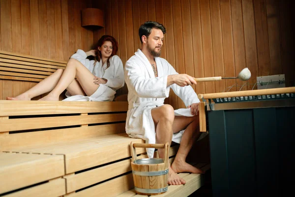 Paar ruht sich in Sauna aus — Stockfoto