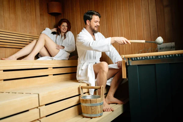 Schönes Paar entspannt in der Sauna — Stockfoto