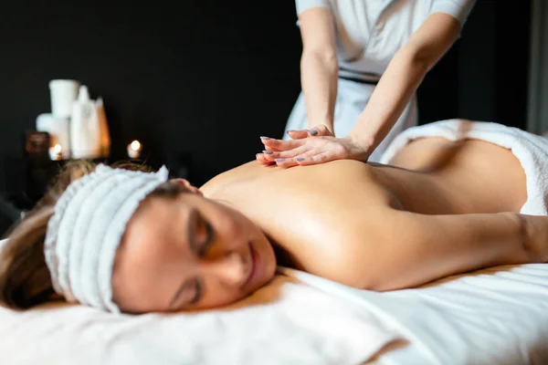 Massage terapeut masserande kvinna — Stockfoto