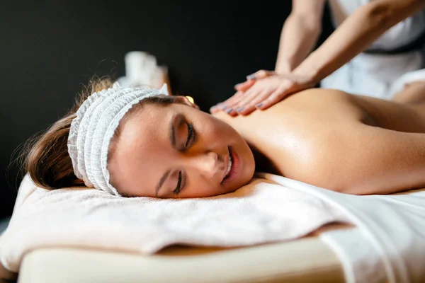 Massage terapeut masserande kvinna — Stockfoto