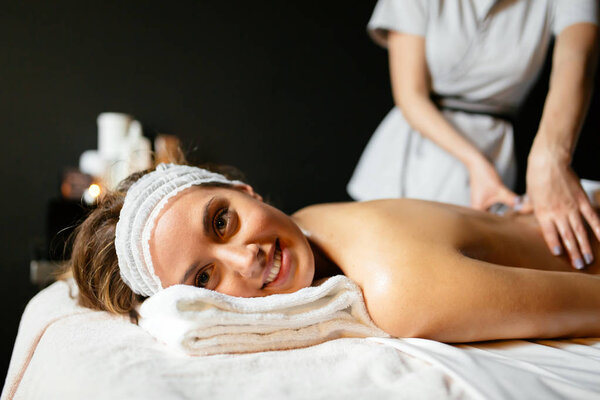 Брюнет наслаждается массажем
