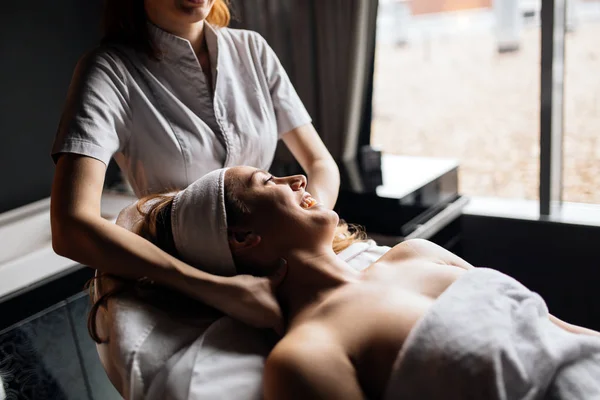 Brunette genieten van massage — Stockfoto