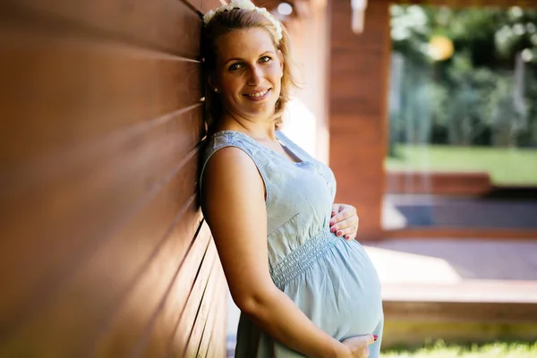 Vacker gravid kvinna — Stockfoto