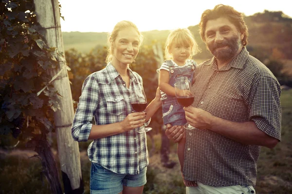 Familia de viticultores en viñedo — Foto de Stock