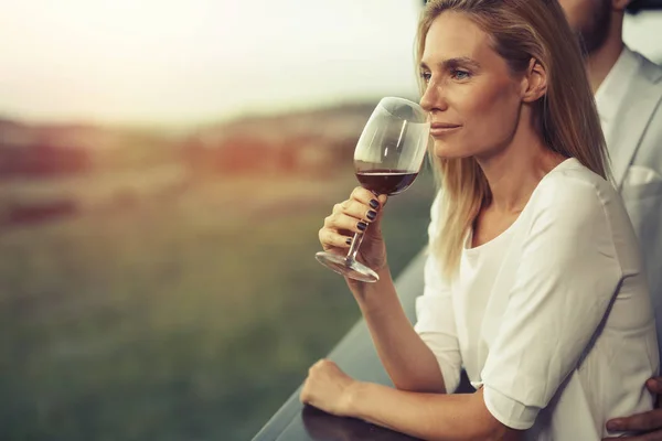 Mooie vrouw genieten van wijn — Stockfoto