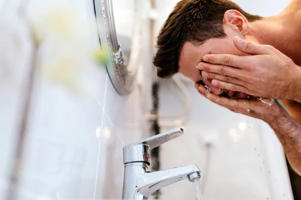 Man wassen gezicht in ochtend — Stockfoto