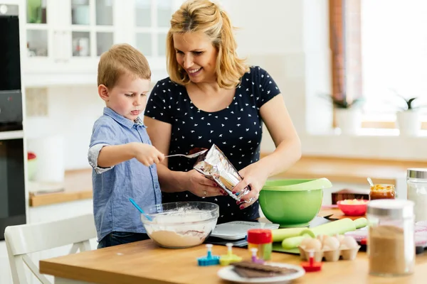 मुलाला आईला कुकीज बनविण्यात मदत करते — स्टॉक फोटो, इमेज