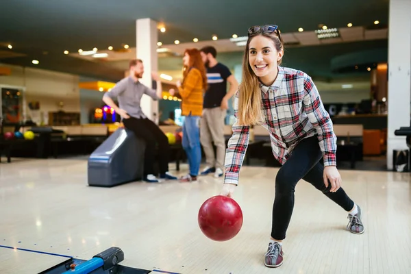 Schöne Frau beim Bowling mit Freunden — Stockfoto