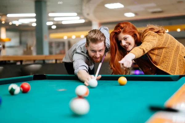 Bilardo oynayan Çift