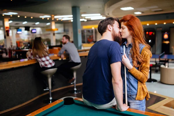 Casal beijando na data — Fotografia de Stock